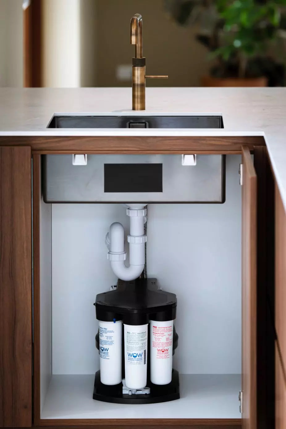 Drinkwaterfiltersysteem geïnstalleerd onder de wasbak