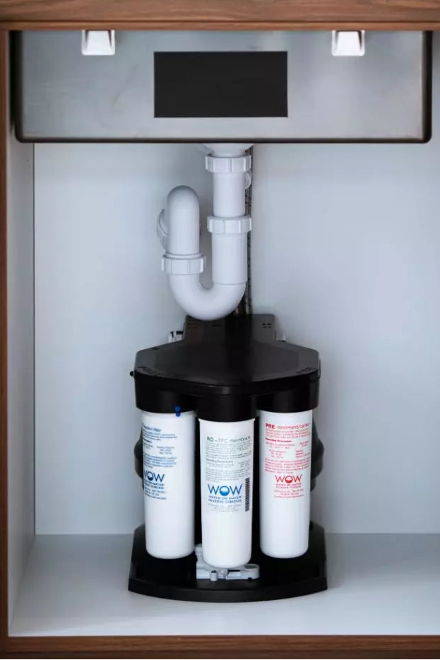 Drinkwaterfiltersysteem geïnstalleerd onder de wasbak