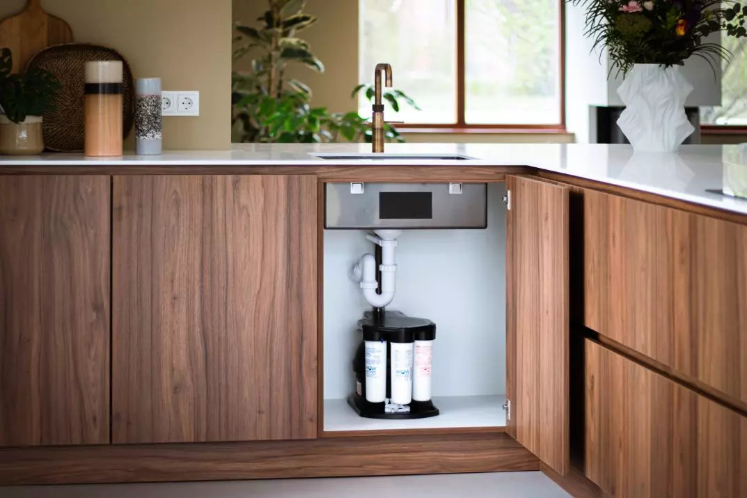 drinkwaterfiltersysteem wat geïnstalleerd is onder een hoek wasbak
